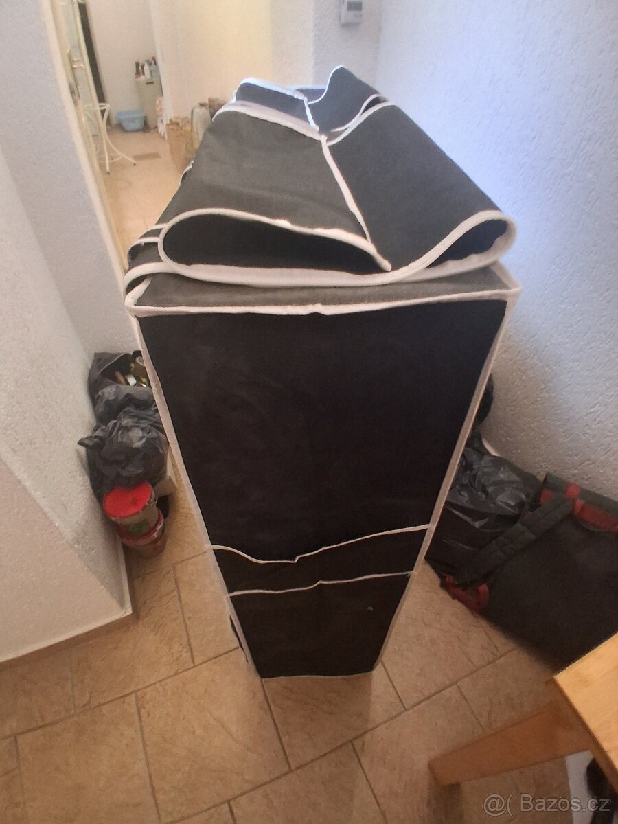 Prodáme botník - 2