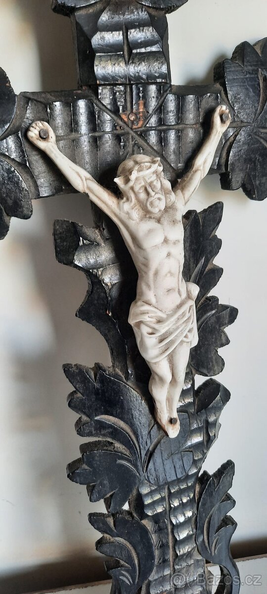 Dřevěný kříž s Kristem - 2