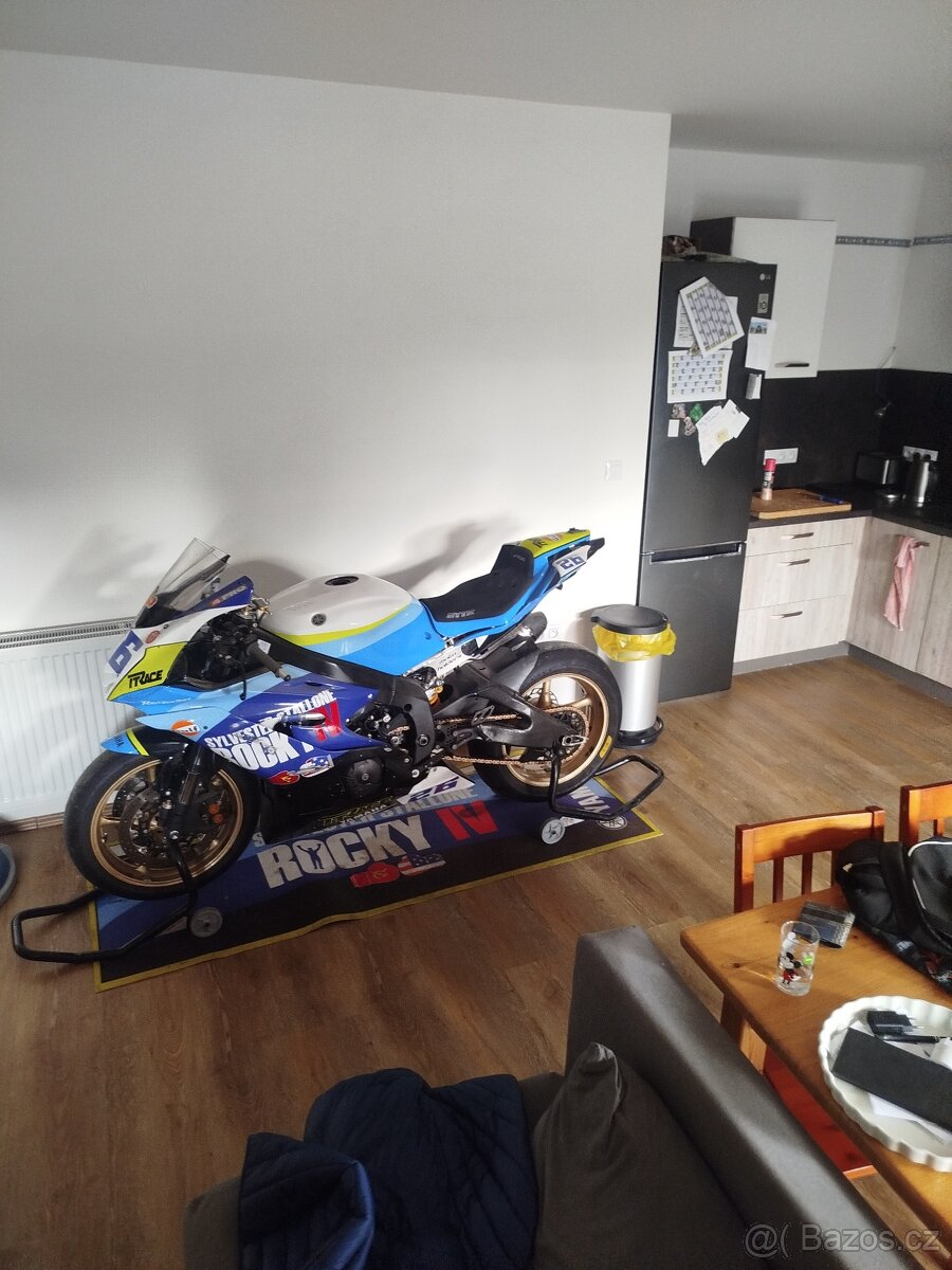 Yamaha r6 okruh - 2