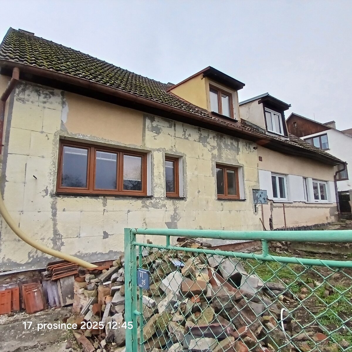 Střešní betonové tašky, případně s dřevem krovů. - 2