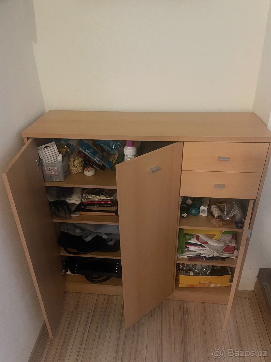 Prodám střední skříň - 2