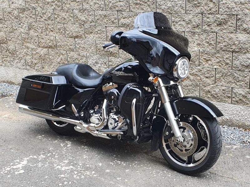 Harley Davidson FLHX Street Glide - 2