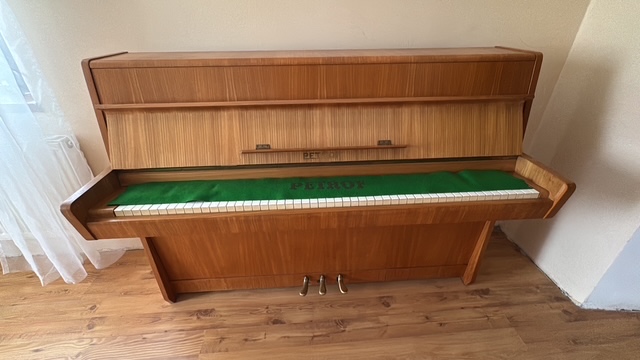 Piano, pianino, klavír Petrof - 2