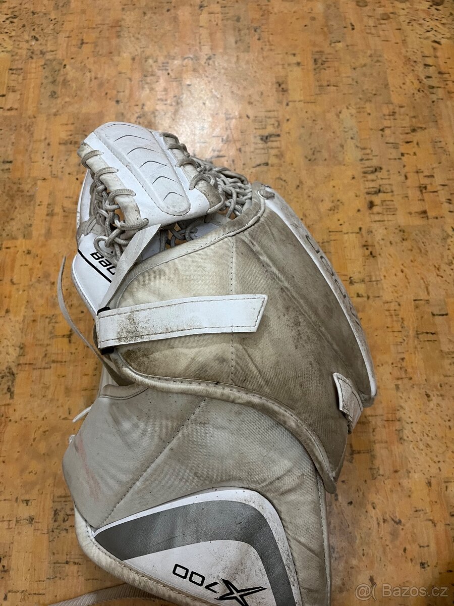 hokejová brankářská lapačka značky Bauer, model Vapor X700. - 2