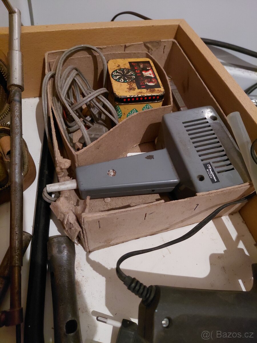 NÁŘADÍ PO ZEMŘELÉM. - 2