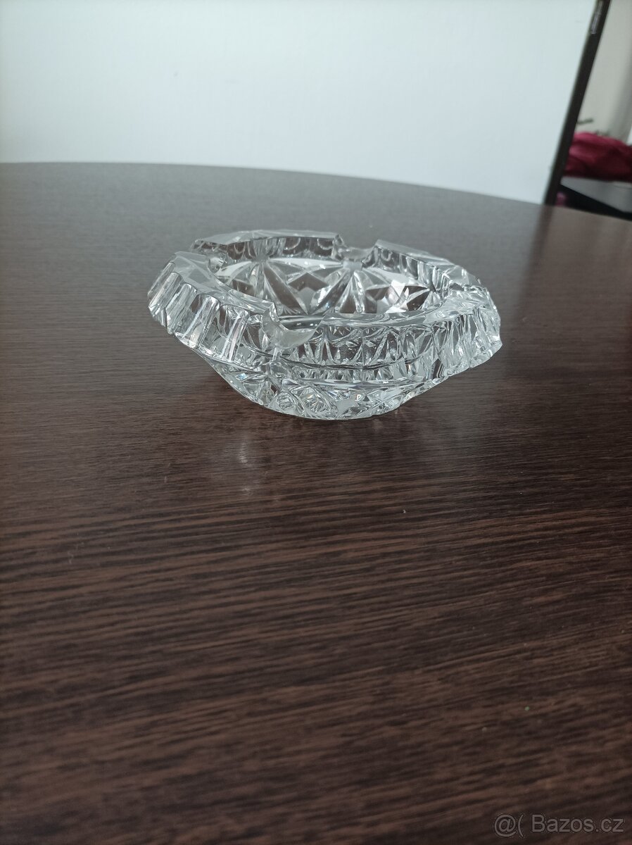 broušený popelník - 2