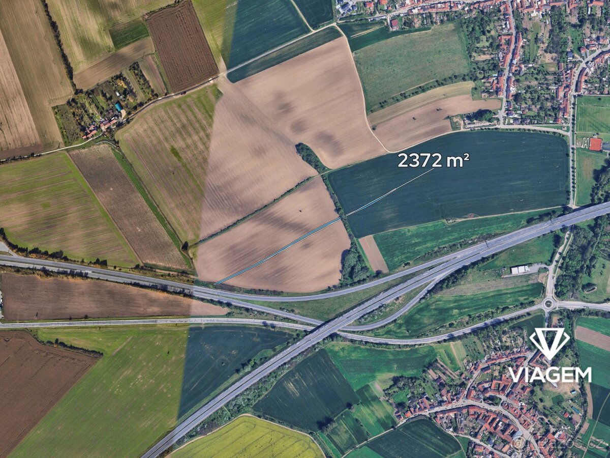 Pole 2 372 m² - 2