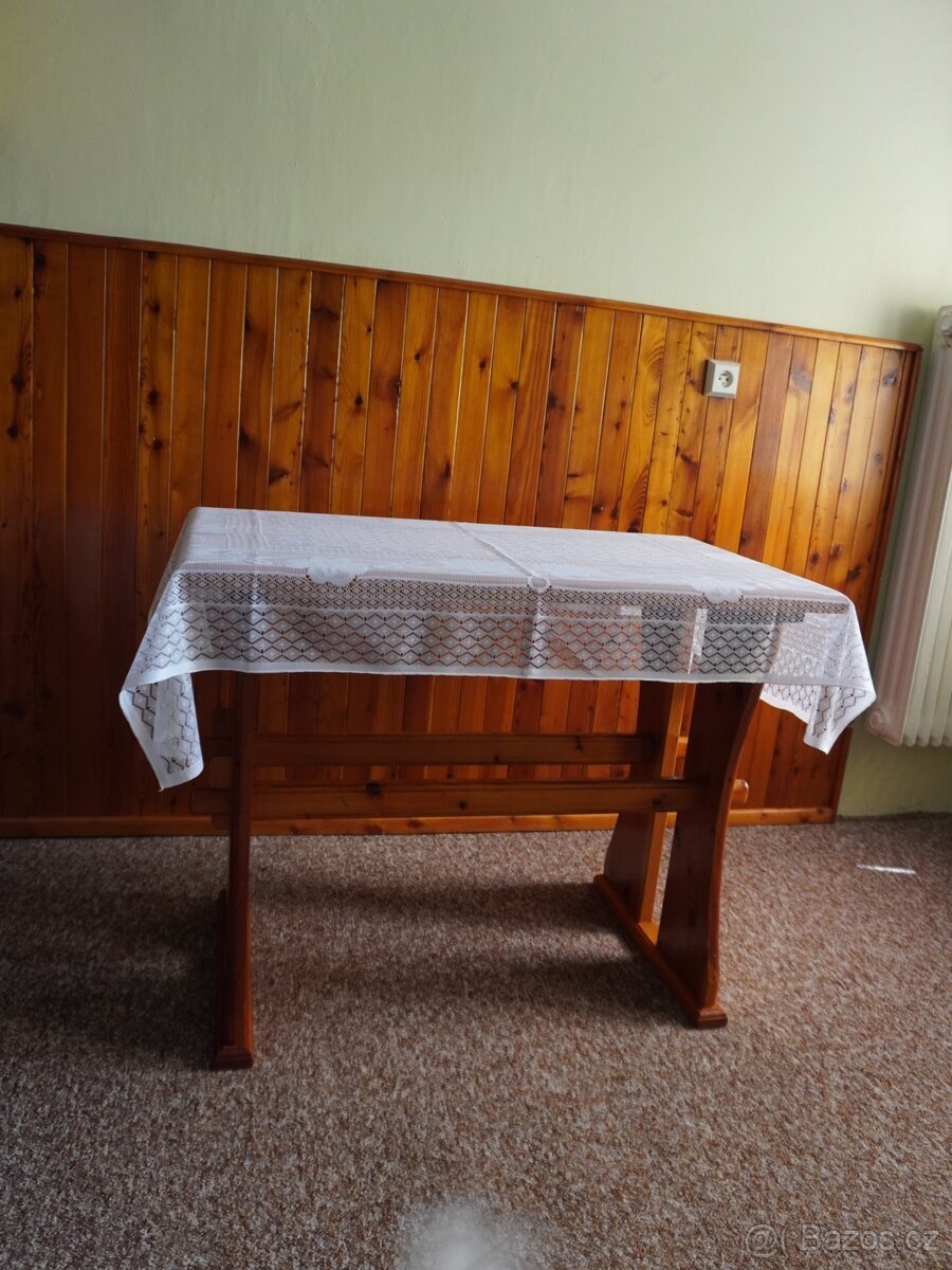 Světle hnědý dřevěný stolek - 2