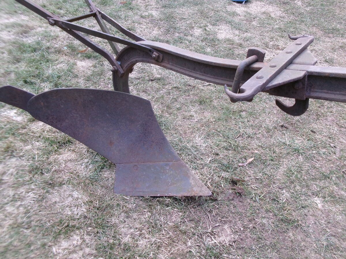 prodám díly z koňského kočáru. Nádrže na PHM, odčerpávací ru - 2