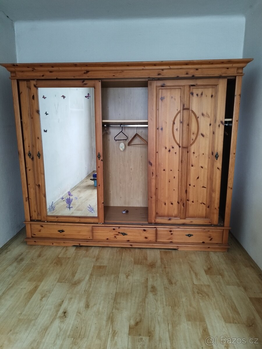 Šatní skříň - 2