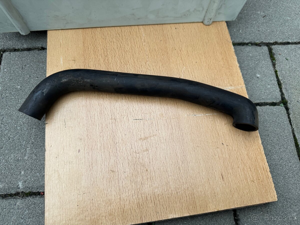 Volha Gaz 24, hadice víka ventilů - filtru - 2