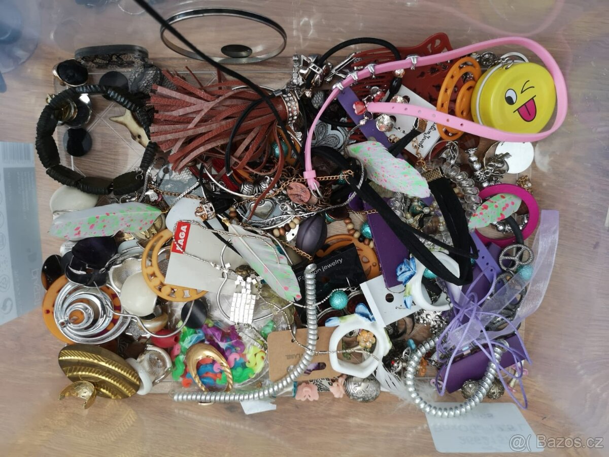 Výtvarné potřeby korálky,přišívky pro kreativce - 2