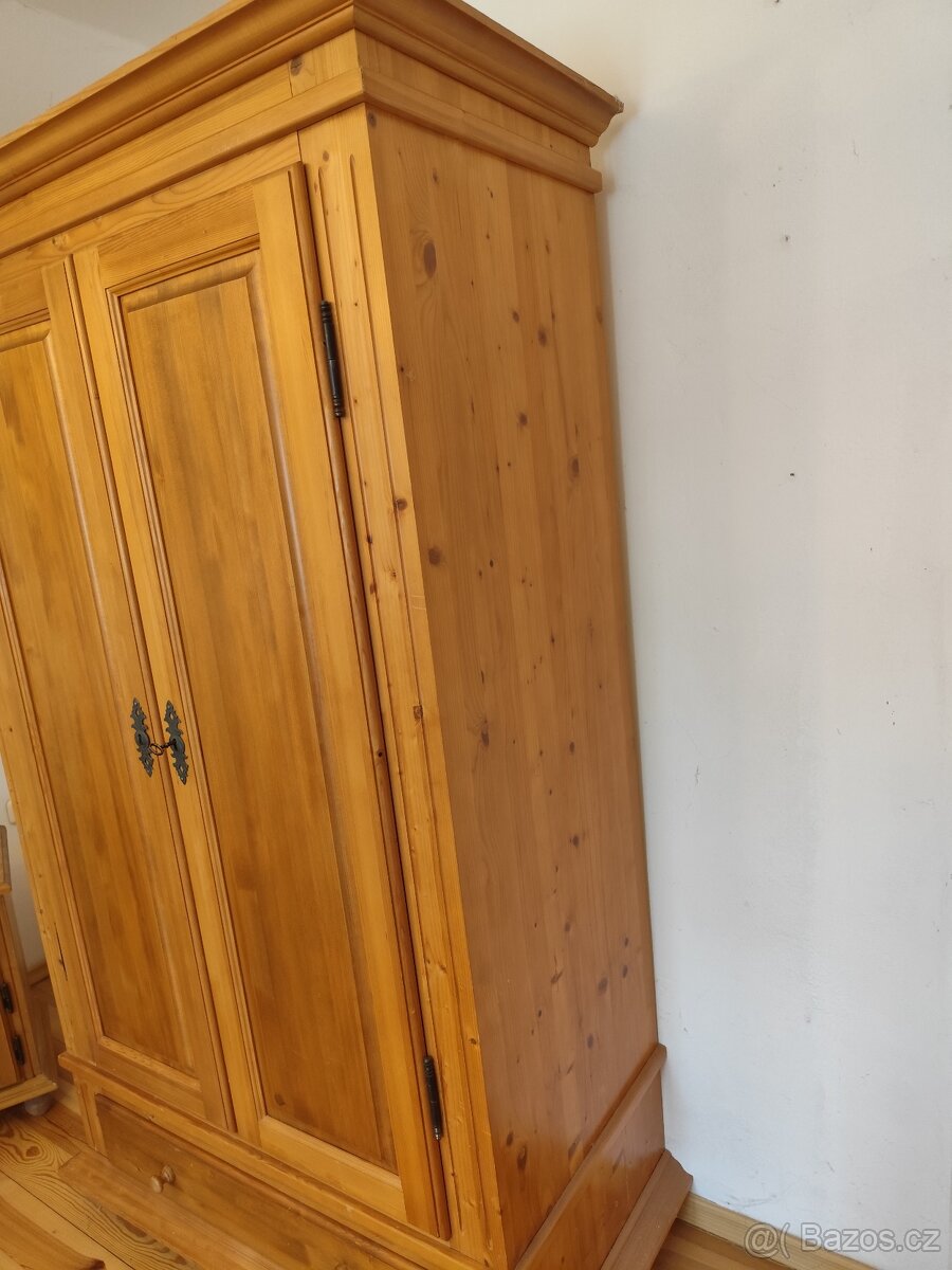 Starožitná šatní skříň - 2