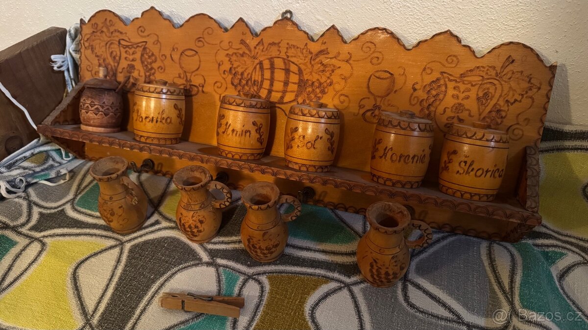 Ručně vyráběná polička s kořenkami - 2