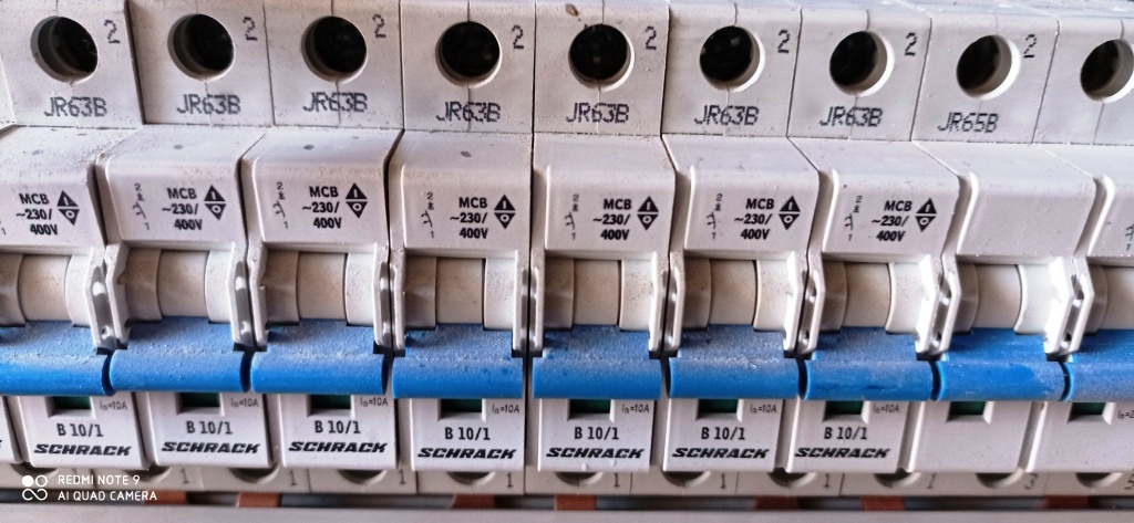 Prodám rozvaděč s vybavením - 2