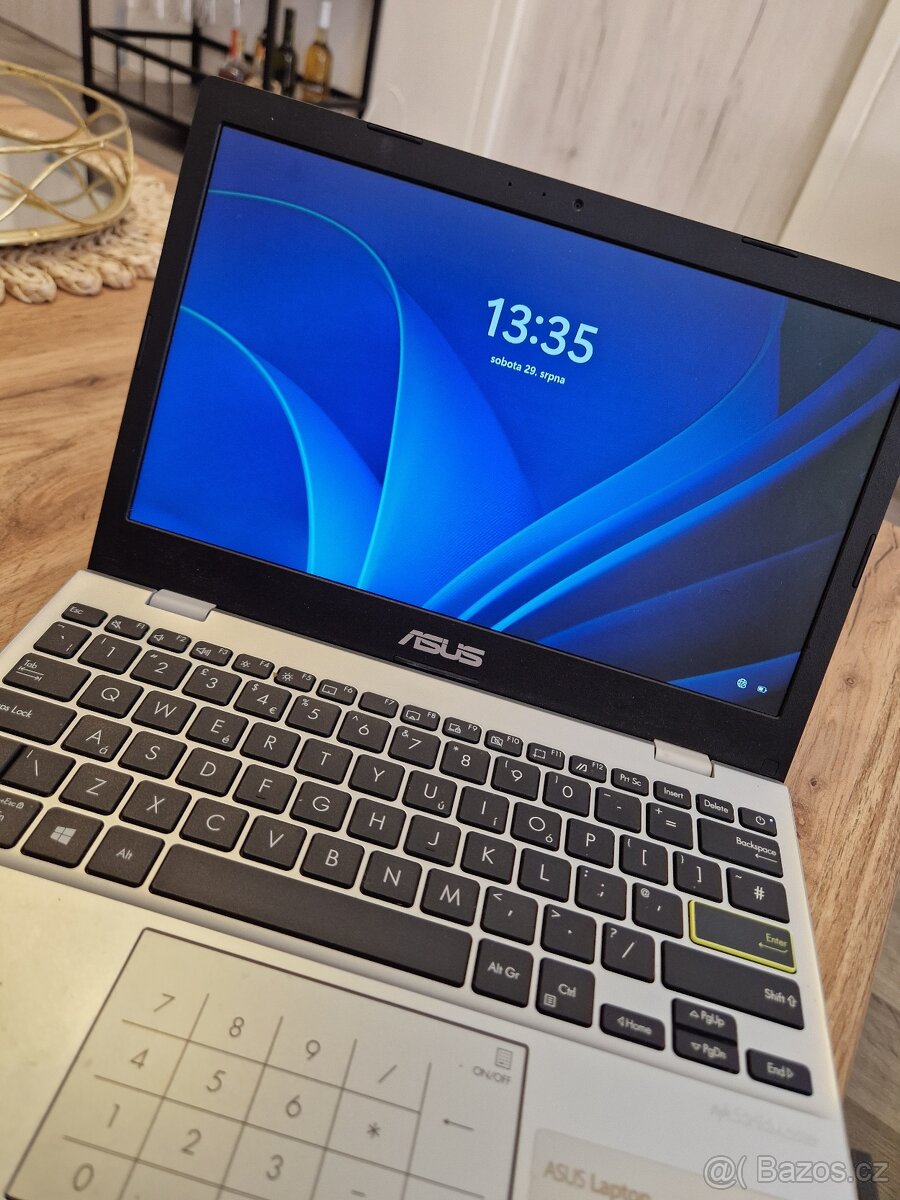 Asus E210 - 2