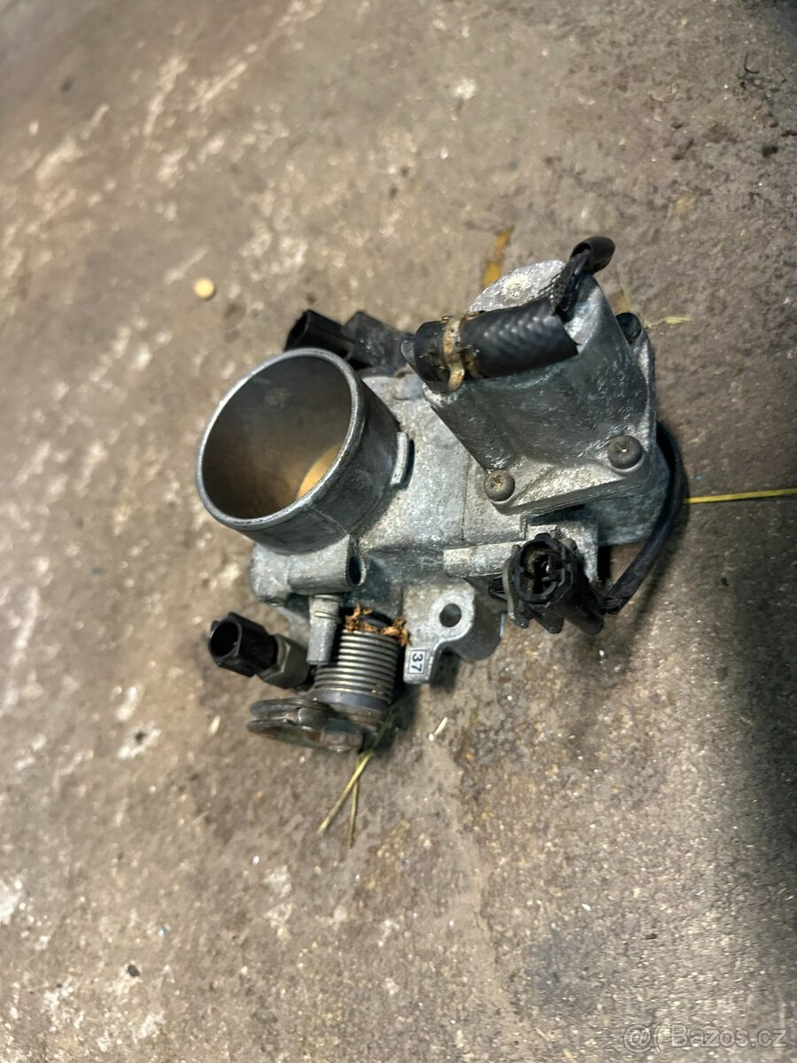 Mazda 626 - škrtící klapka - 2