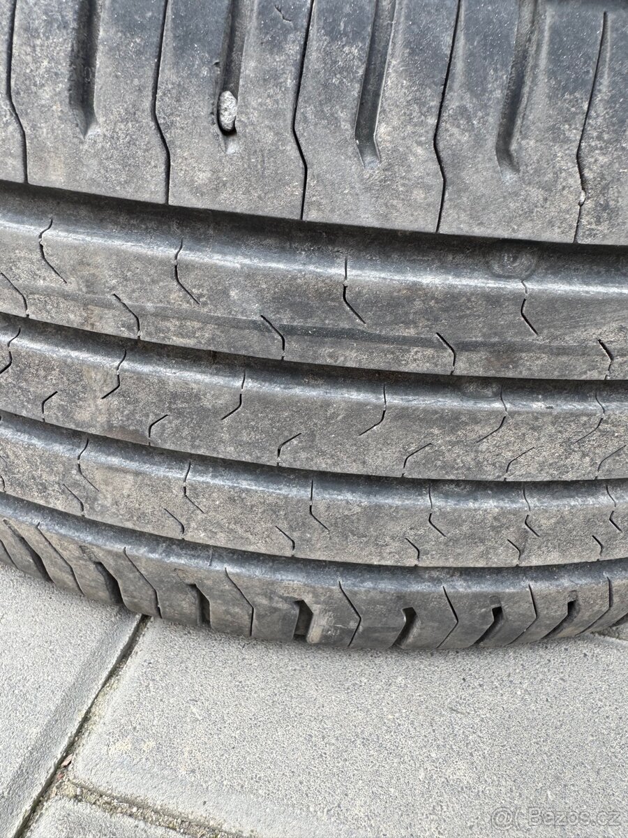 Pneu letní 215/55/17 Continental - 2