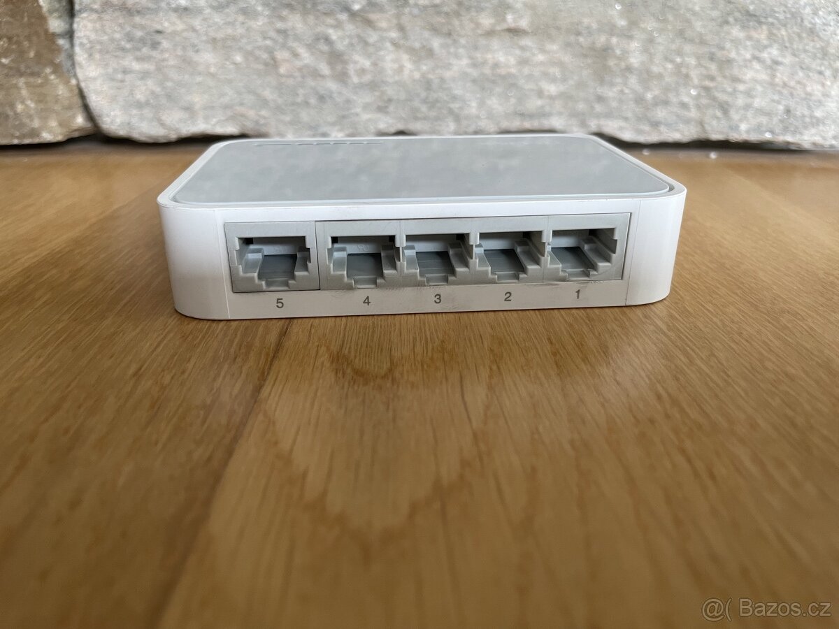 2x Switch TP-Link TL-SF1005D, 100Mbit - 2