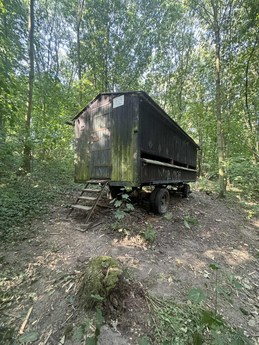 Včelín / maringotka - spěchá - 2