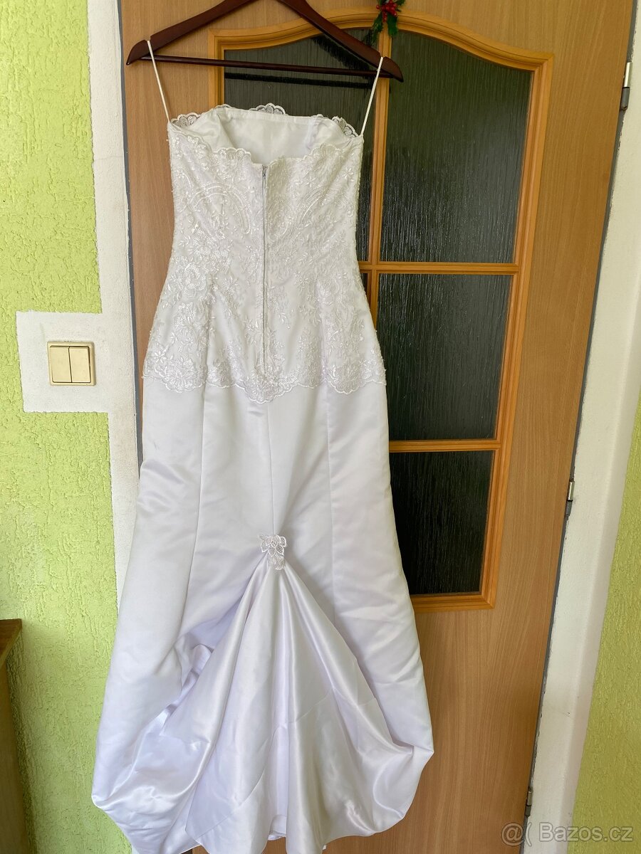 Svítivě bílé svatební značkové šaty s vlečkou - 2