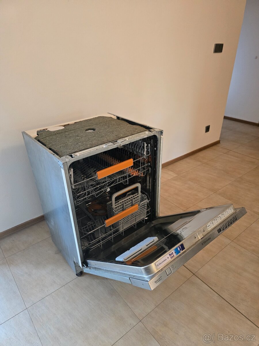 Myčka Elektrolux ESL67070R - 2