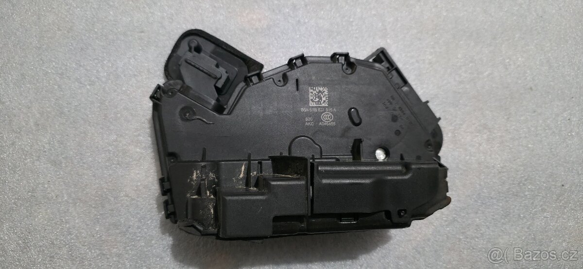 Prodám pravý přední zámek dveří. - 2