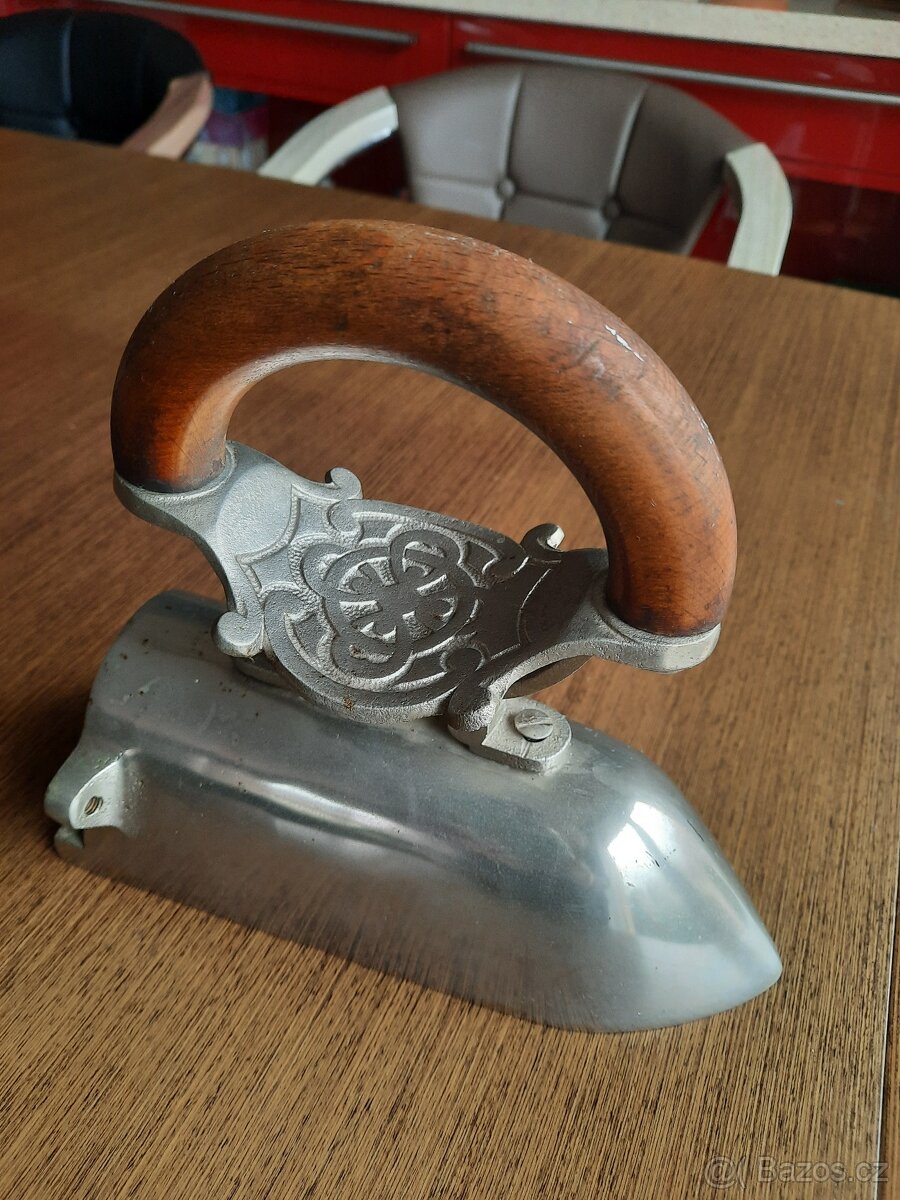 stará žehlička s ozdobou, krásná - 2