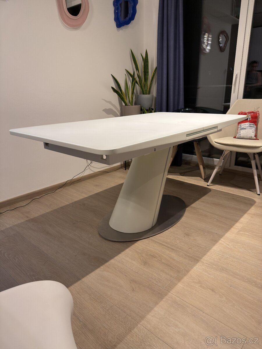 Prodám jídelní stůl - 2