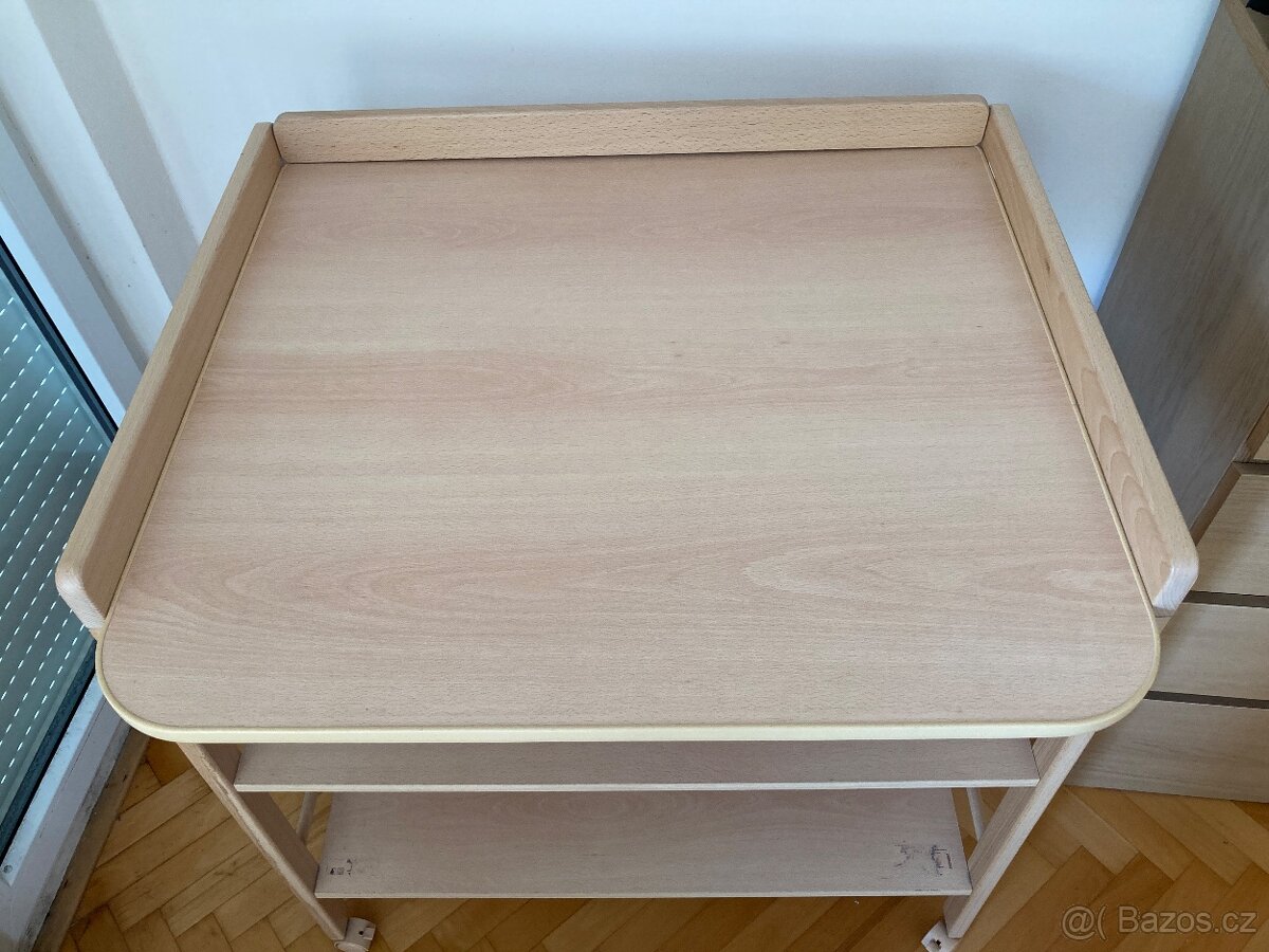 Přebalovací pult s policemi - 2