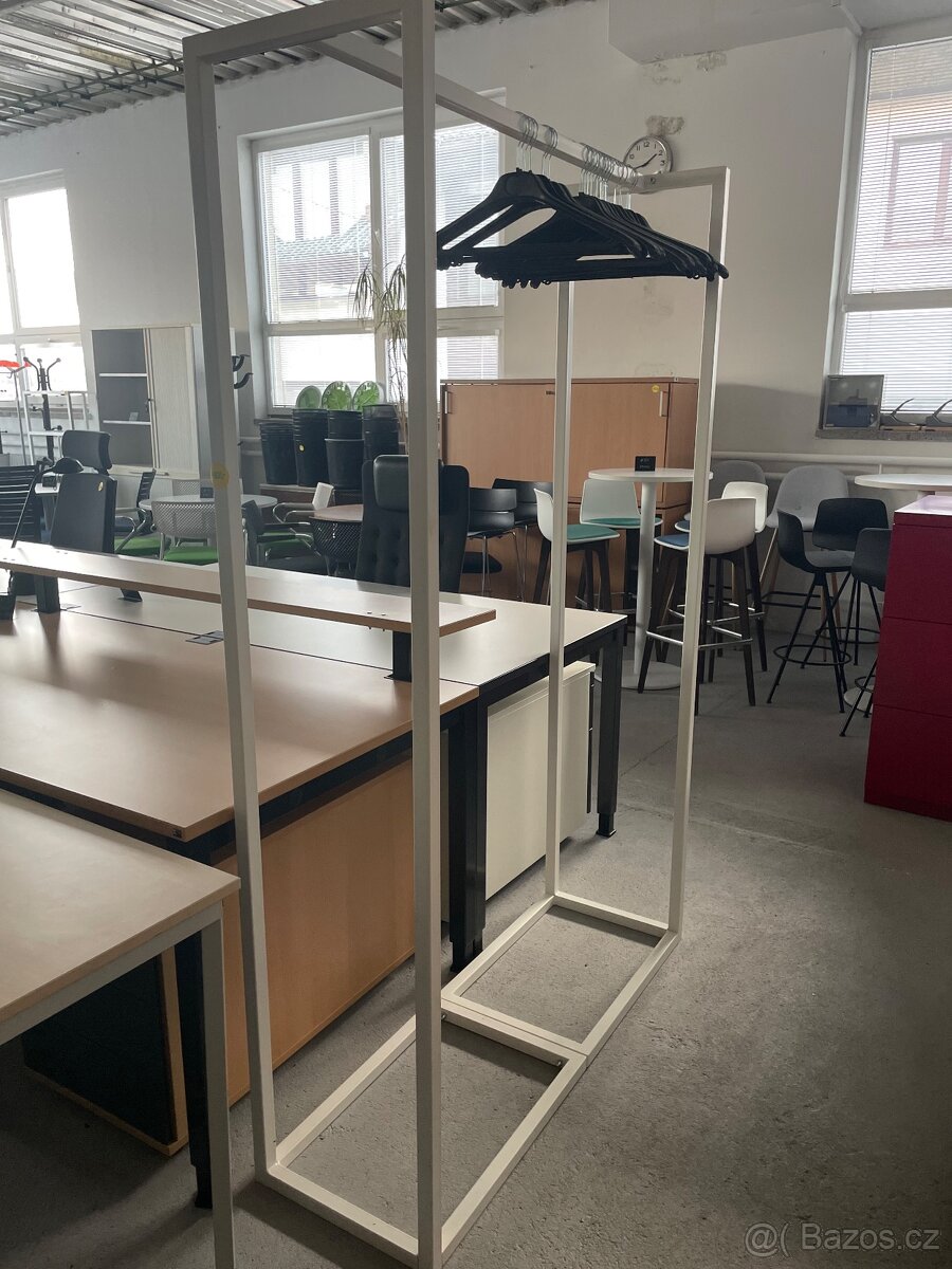 Věšák / stojan na oblečení - 2