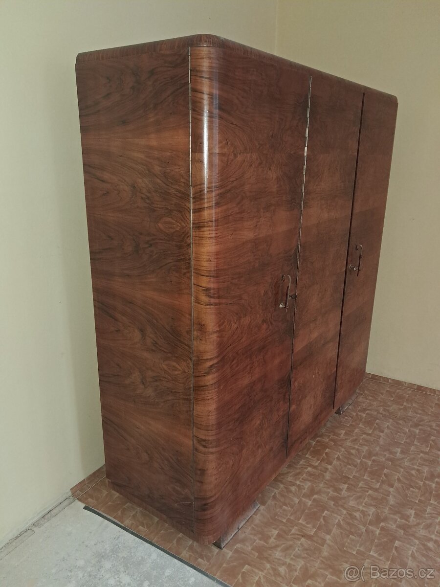 šatní skříň r.v.1947 - 2