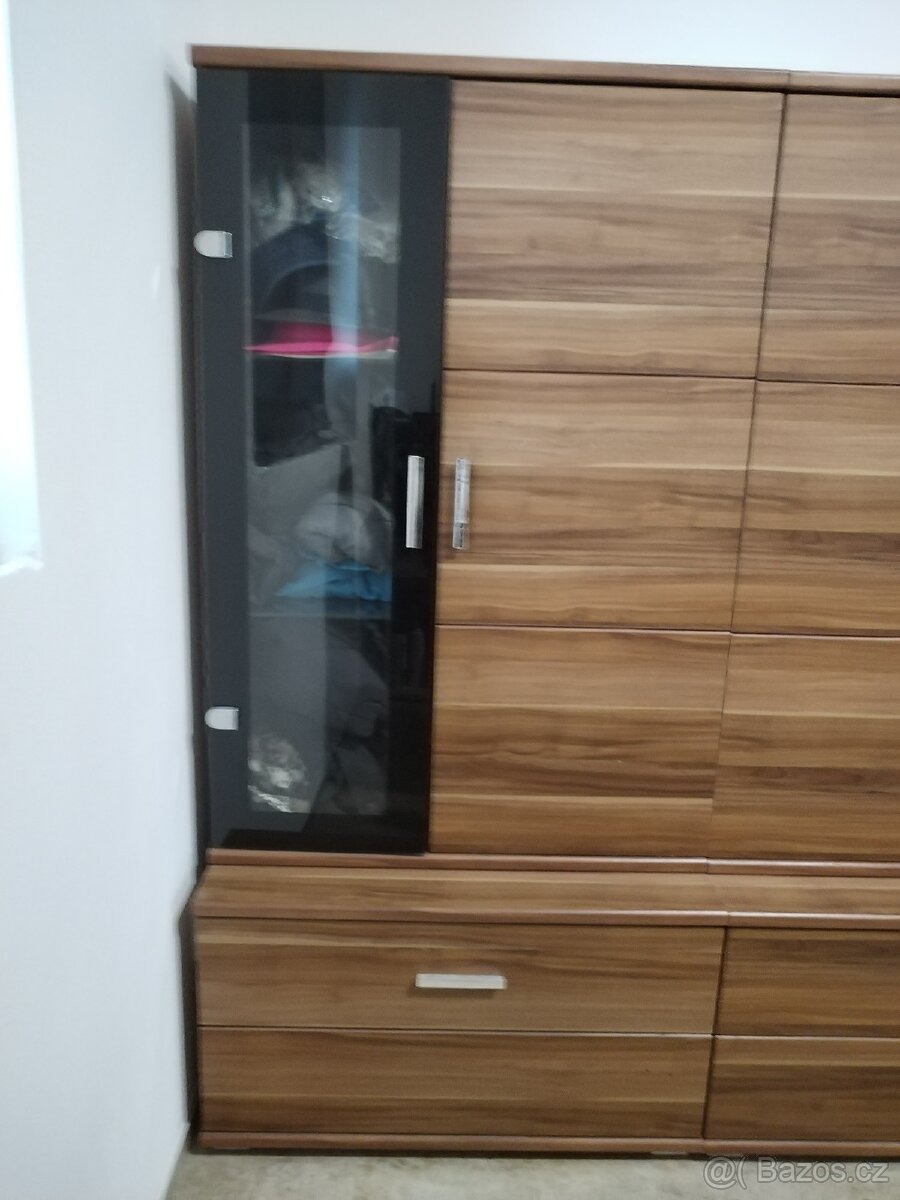 Obyvaci stena, s TV stolkem - 2