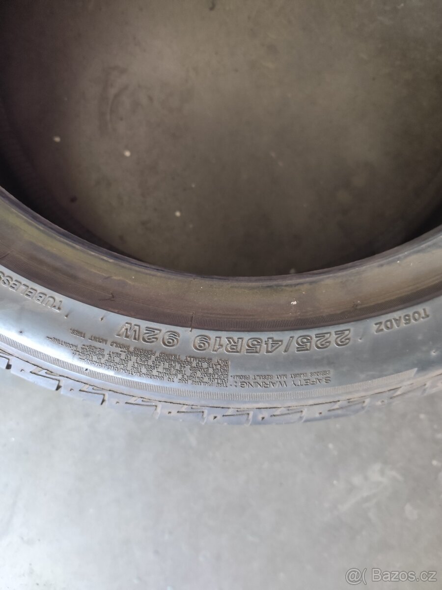 225/45 R19 92W - 2