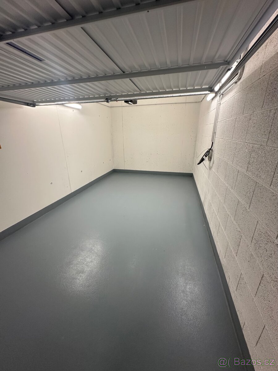 Uzavřené garážové stání - Garáž - 2