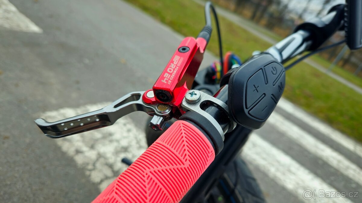 Elektrická driftovací tříkolka - 2