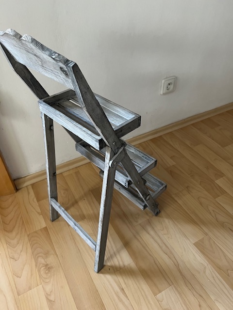 Šedý dřevěný designový stojánek, NOVÝ - 2