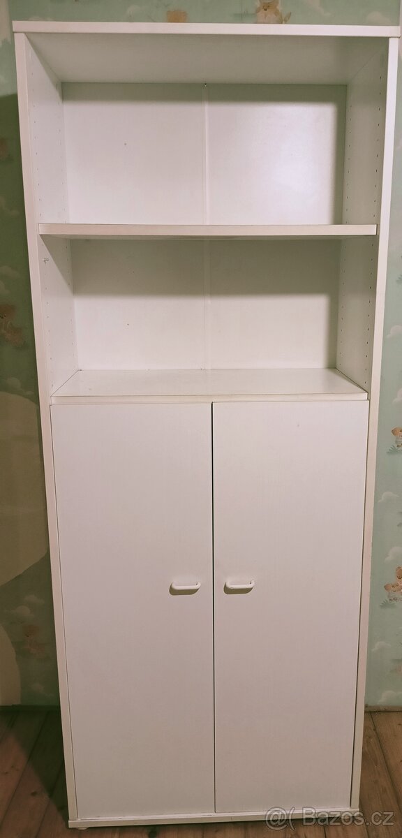 Starší bílá IKEA skříň - 2