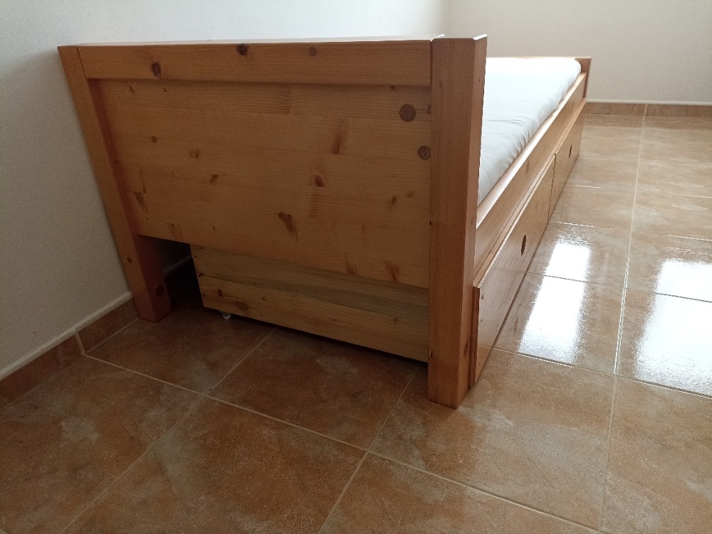 Dřevěná postel - 2