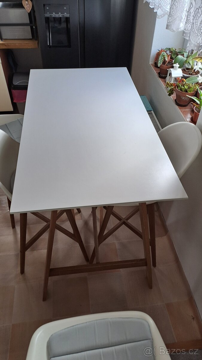 Jídelní sestava ,stůl a čtyři židle - 2