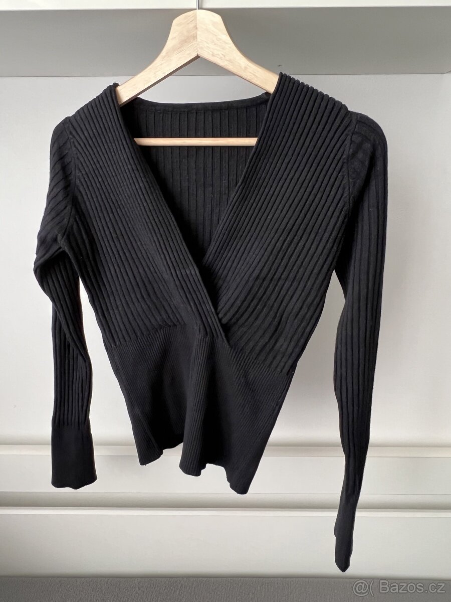 Dáms. černý top/tričko/svetřík s dl. ruk. a výstřihem – M/L? - 2