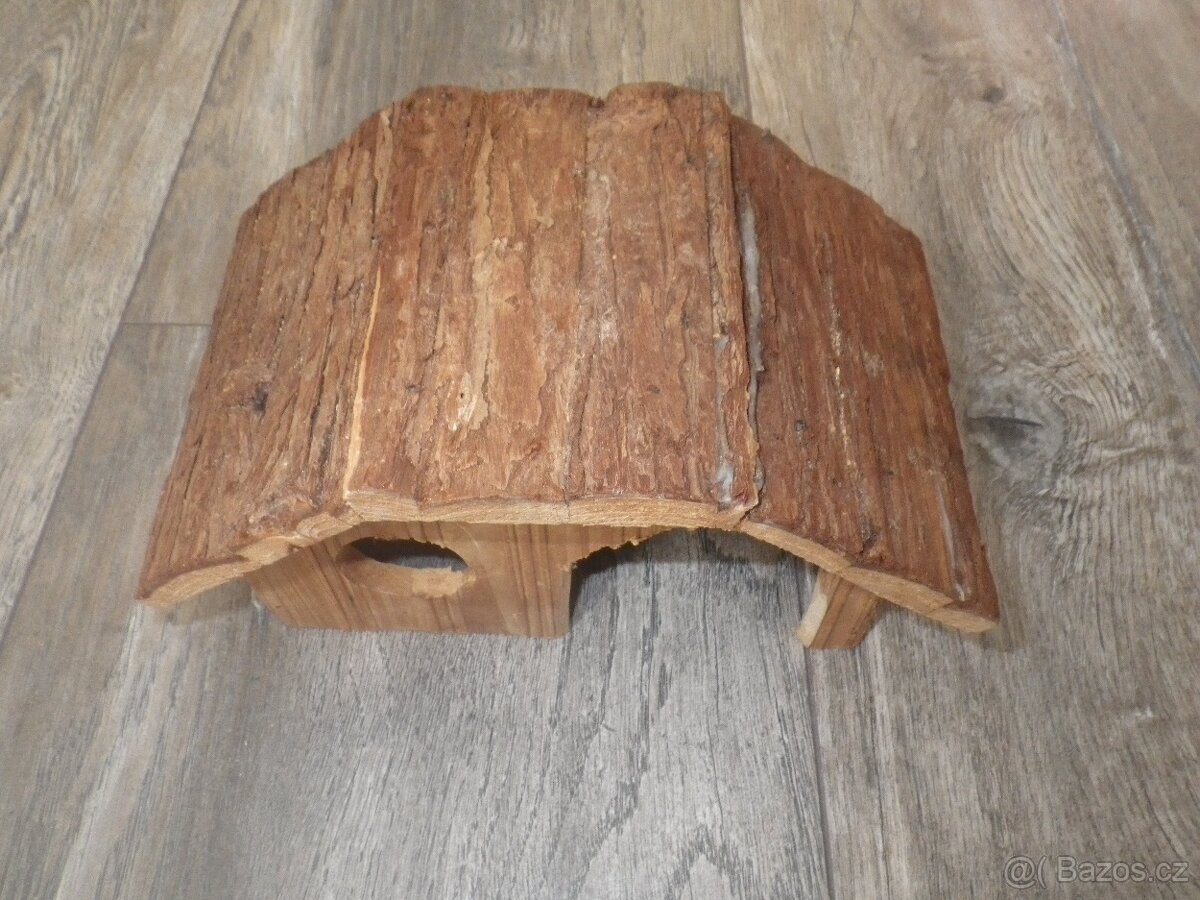 domeček pro hhlodavce nebo krmítko - 2