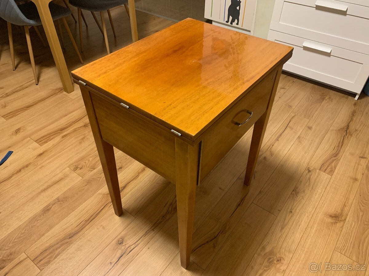 Šicí stroj ve stolku - 2