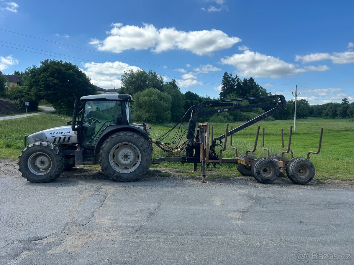 Traktor s vyvážecím vlekem. - 2