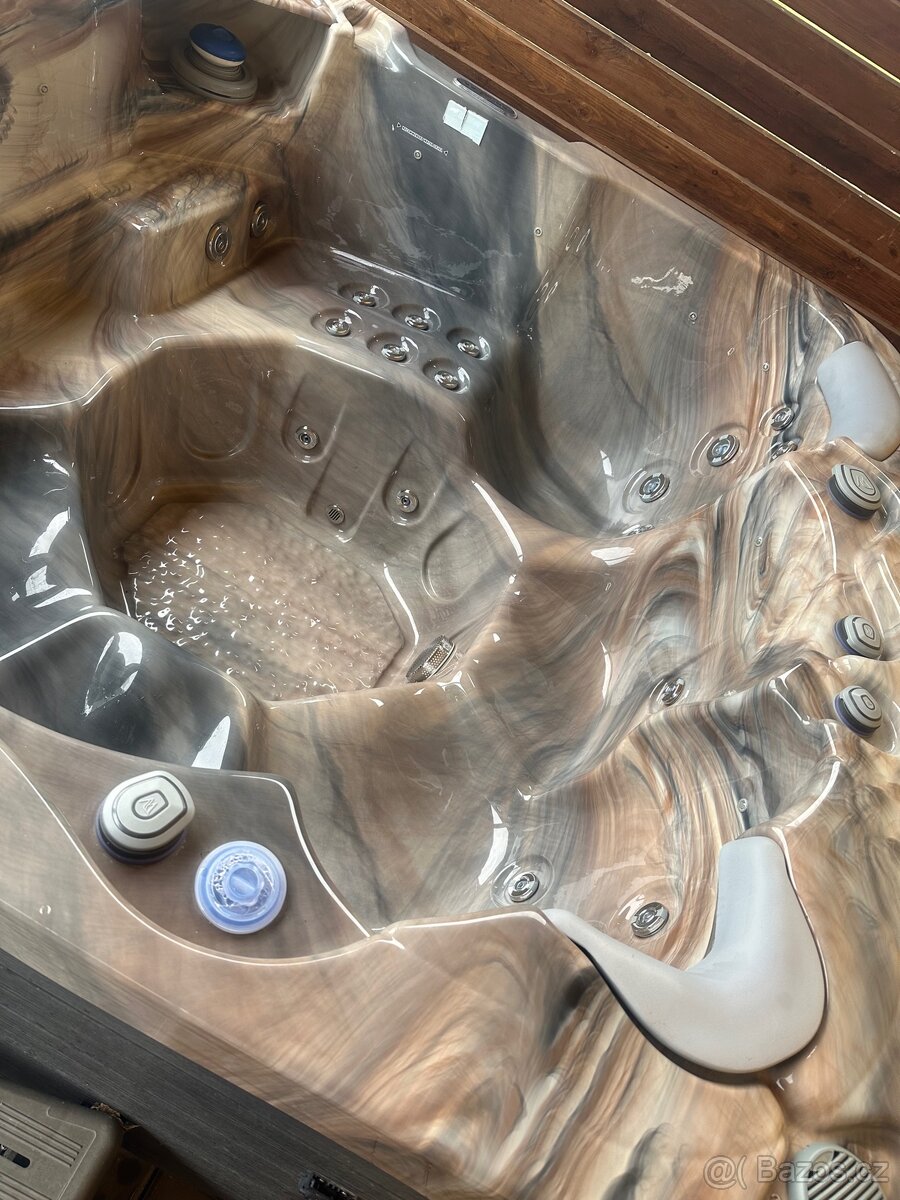 Vířivka WELLIS - 2