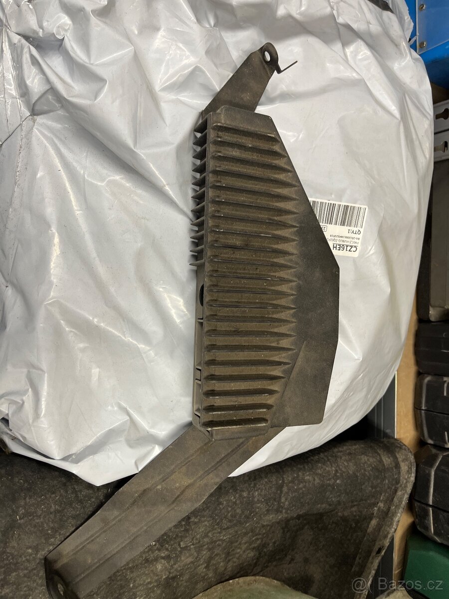 Zesilovač Volvo V70 P2 a další - 2