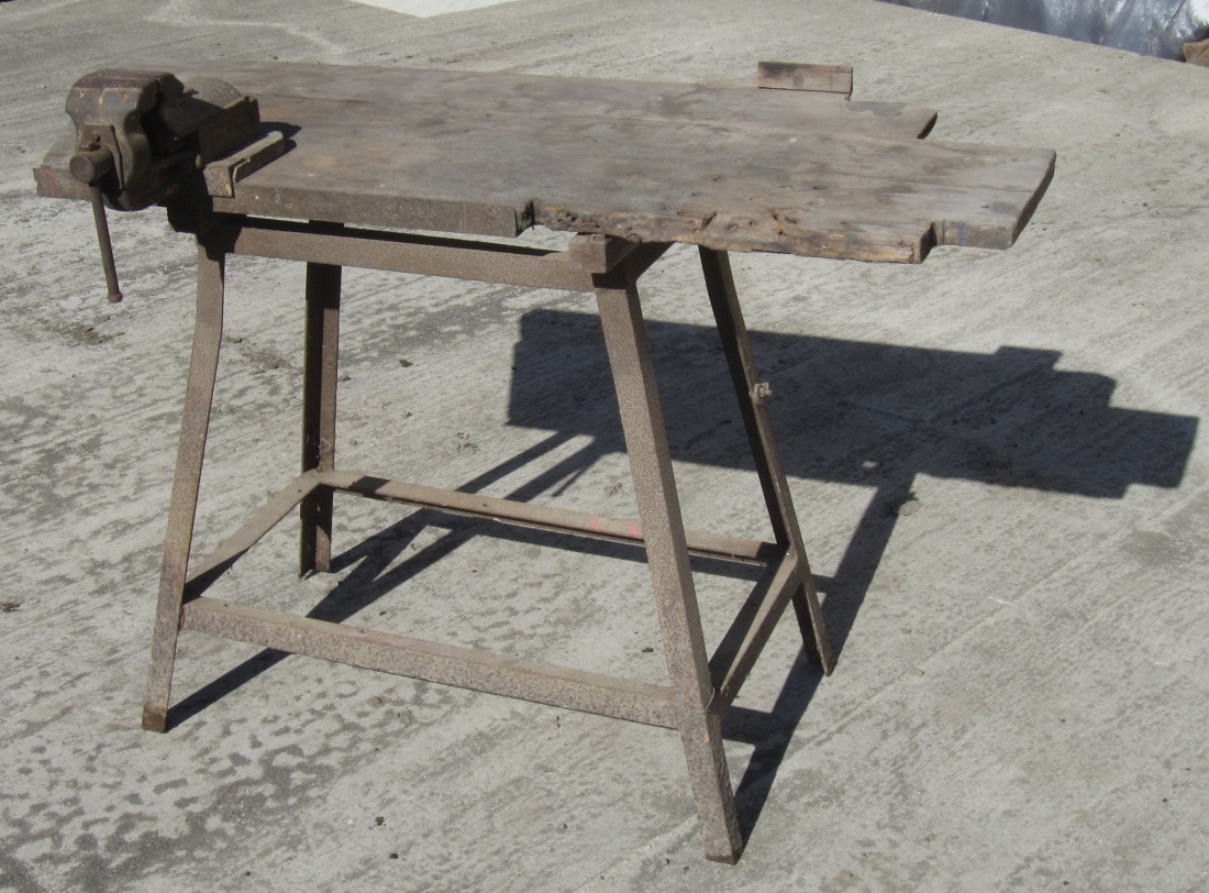 Starý dílenský ponk se svěrákem - 2