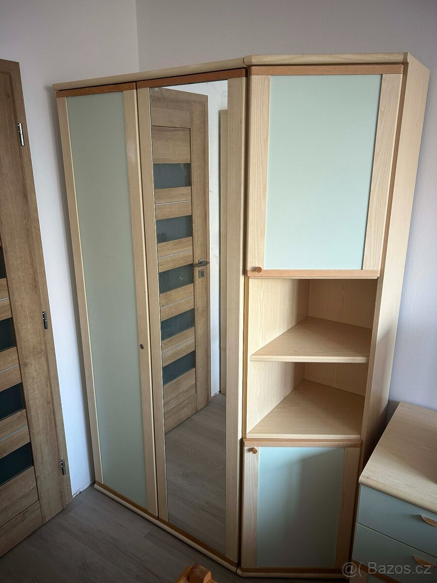 Šatní skříň se zrcadlem - 2