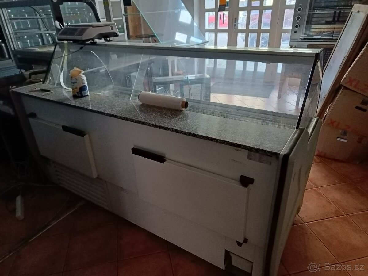 chadící vitrína stará 10 let, pultovou - 2