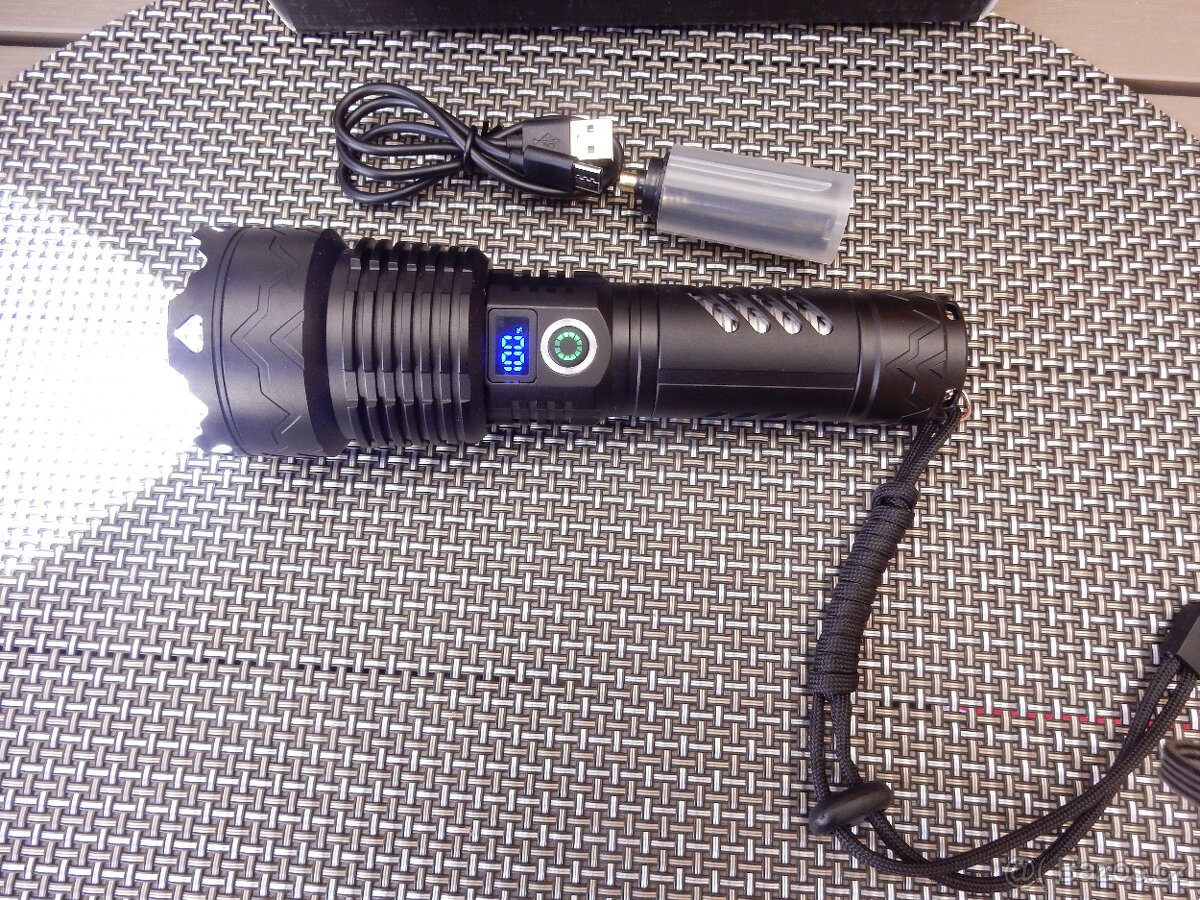 Prodám supr led svítilnu XGF 960 - 2